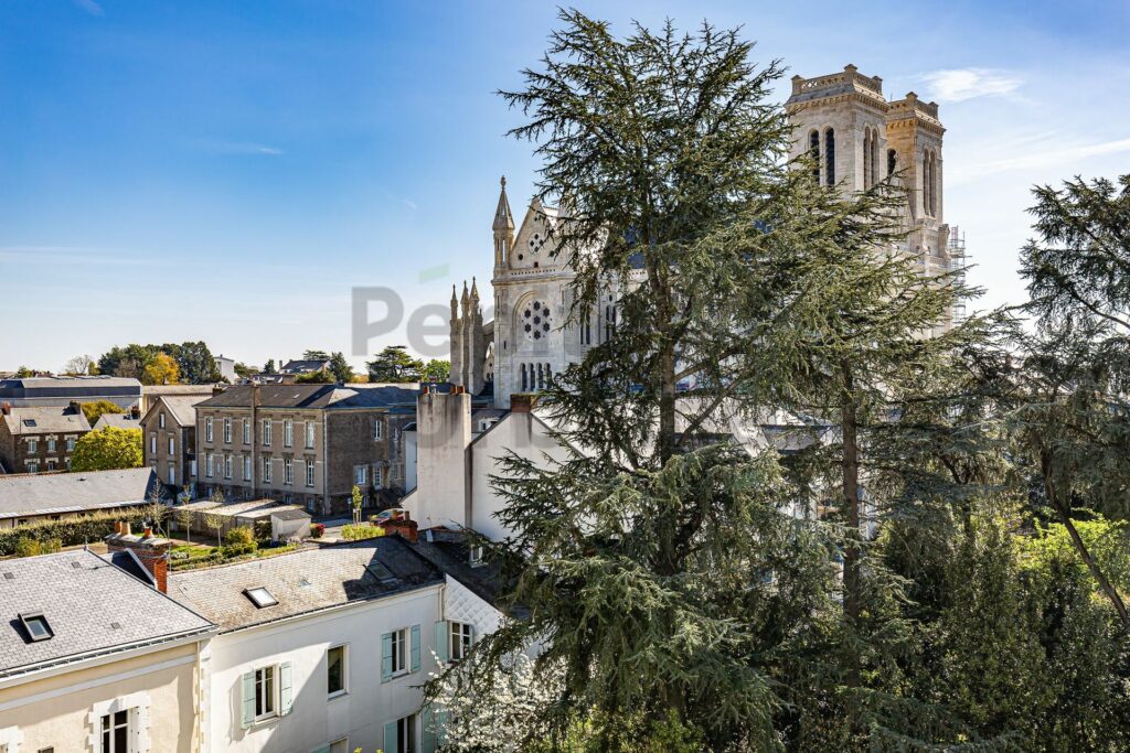 appartement meublé – 3 Chambres – Avec Balcon – Garage et cave