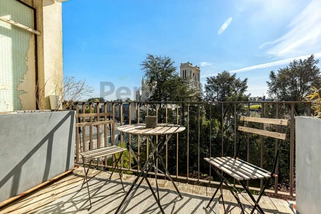 appartement meublé – 3 Chambres – Avec Balcon – Garage et cave