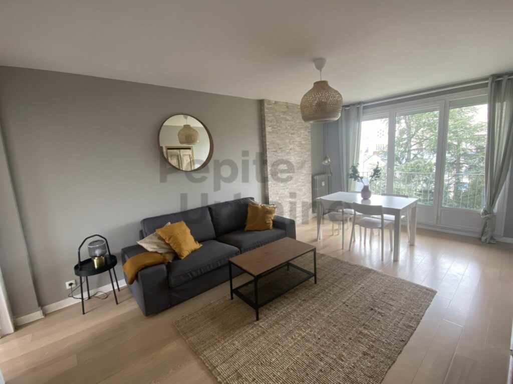 appartement meublé – 3 Chambres – Avec Balcon – Garage et cave