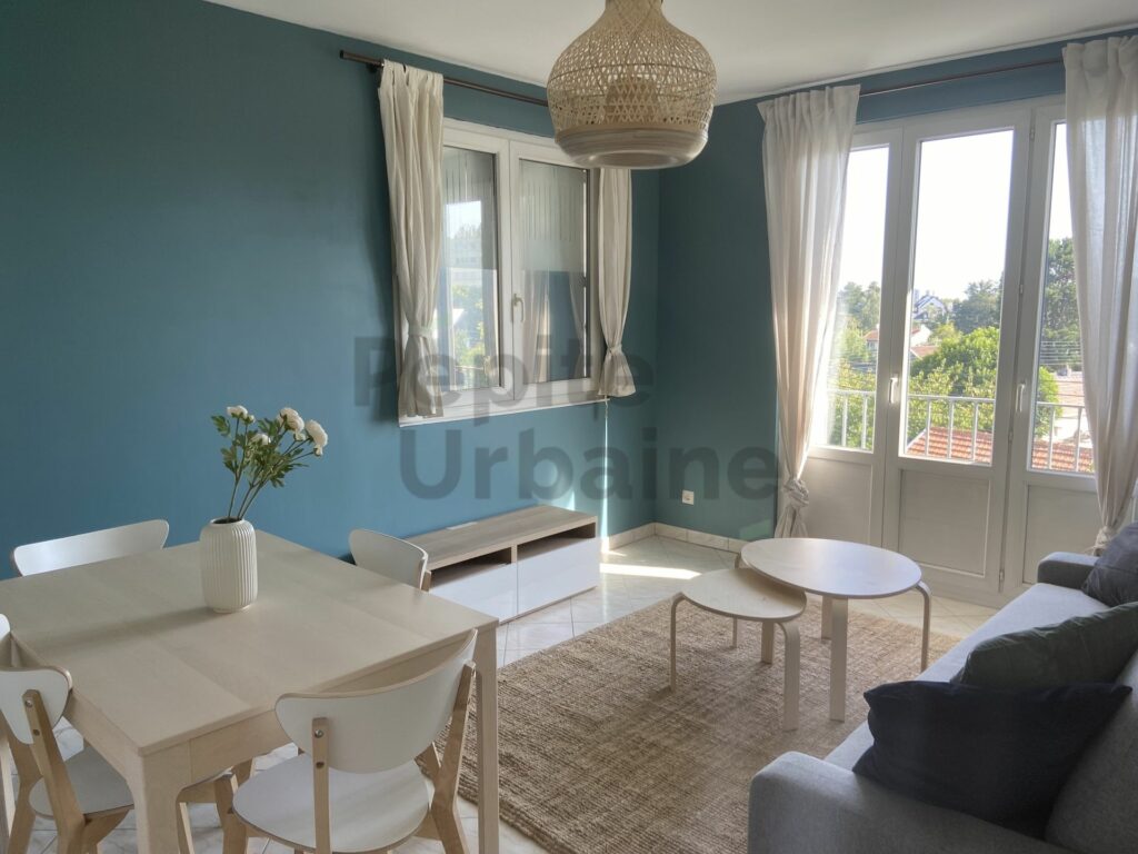 Très bel appartement avec vue dégagée, 3 chambres, entièrement meublé et équipé à neuf, stationnement compris !