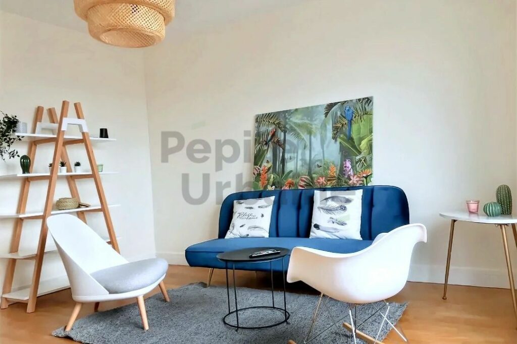 Appartement entièrement meublé de deux chambres avec balcon et cave.
