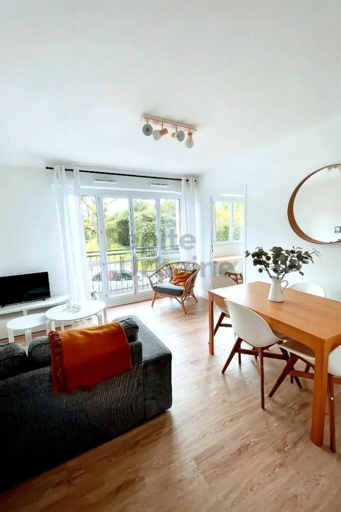 Appartement 3 chambres entièrement rénové et meublé – Situé au RDC – 3 chambres – Local vélos – Cave – Place de parking – – Disponible du 1er Mai au 31 Août