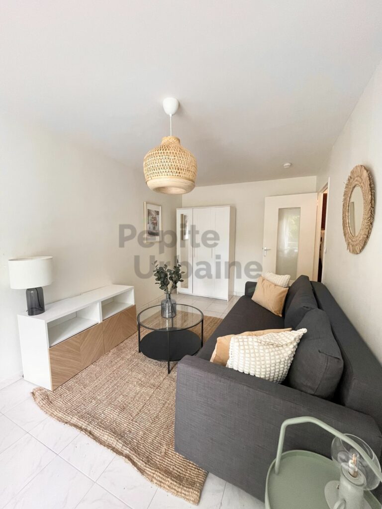 Spacieux studio entièrement meublé avec balcon