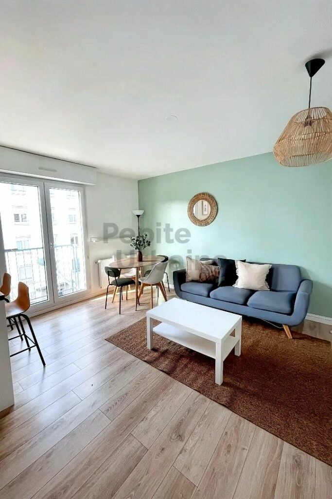 Très bel appartement entièrement meublé de 3 chambres, idéalement situé place Viarme