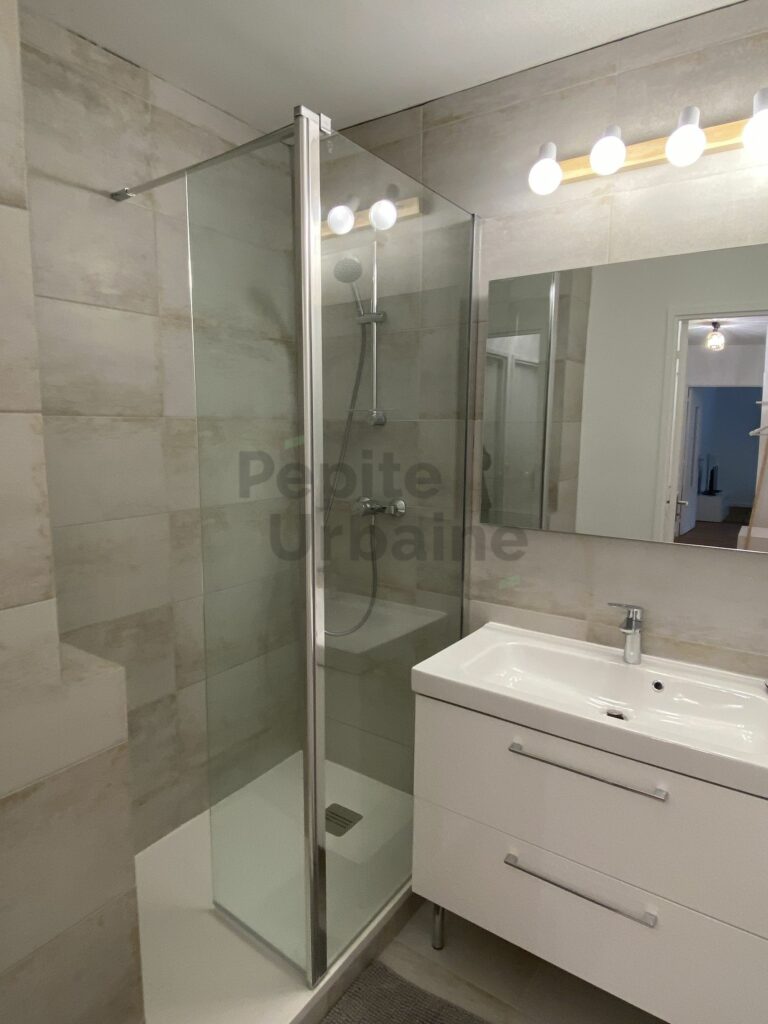 Très bel appartement meublé avec bacon – 1er étage – 2 chambres – Local vélo – place de parking couverte et sécurisée Quartier Tortière, bords de l’Erdre