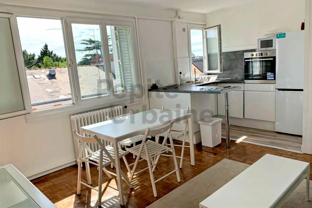 Très bel appartement 2 chambres meublé et rénové – 4ème et dernier étage – Proche Viarme