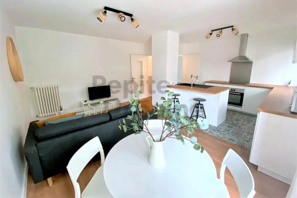 Très bel appartement meublé avec bacon – 1er étage – 2 chambres – Local vélo – place de parking couverte et sécurisée Quartier Tortière, bords de l’Erdre