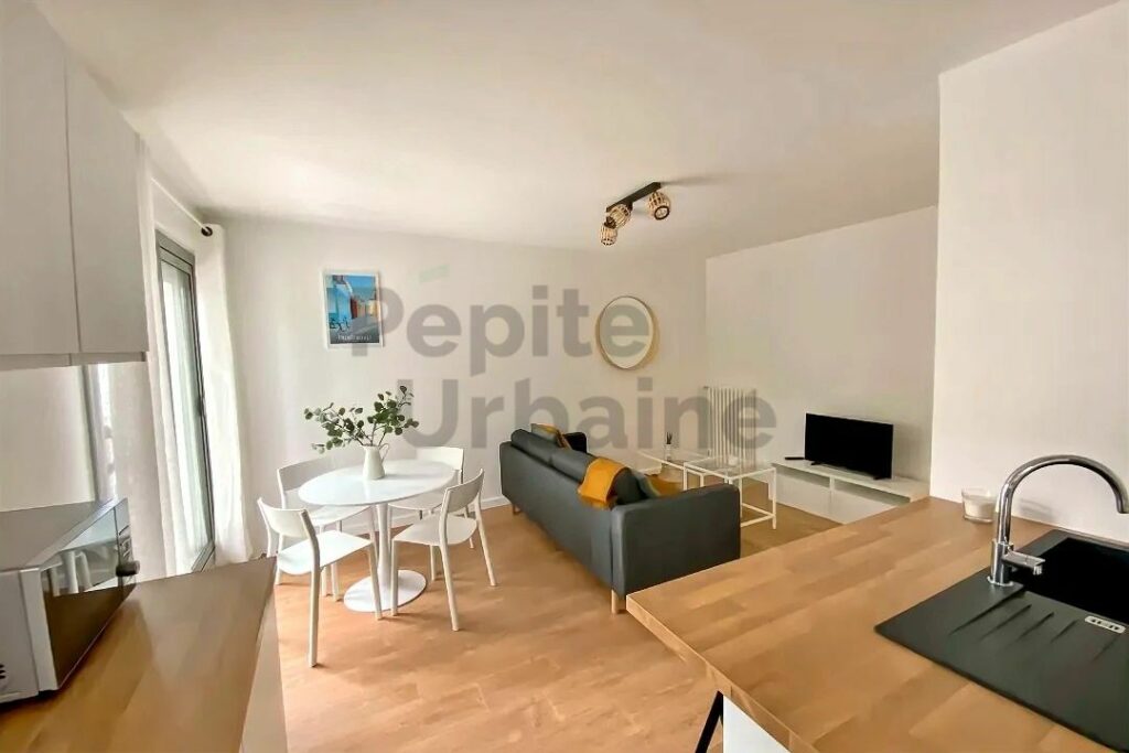 Très bel appartement meublé avec bacon – 1er étage – 2 chambres – Local vélo – place de parking couverte et sécurisée Quartier Tortière, bords de l’Erdre