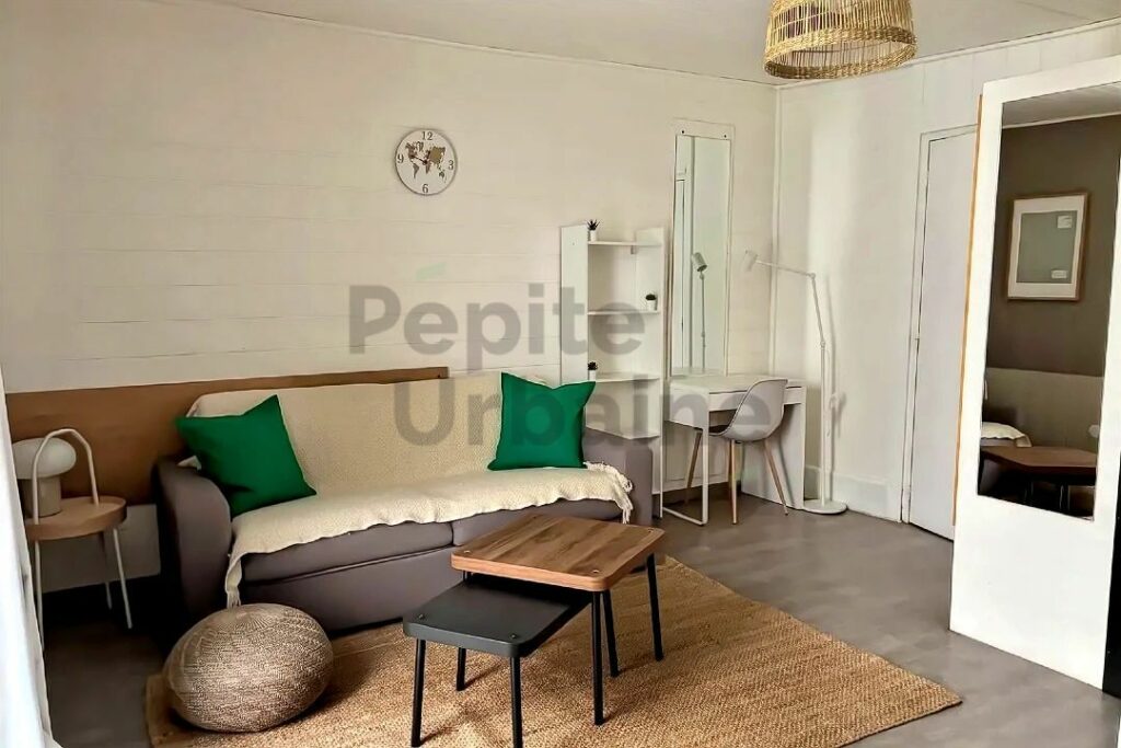 A louer Nantes centre studio entièrement meublé  au cœur de la prestigieuse place de la Bourse dans une copropriété au calme
