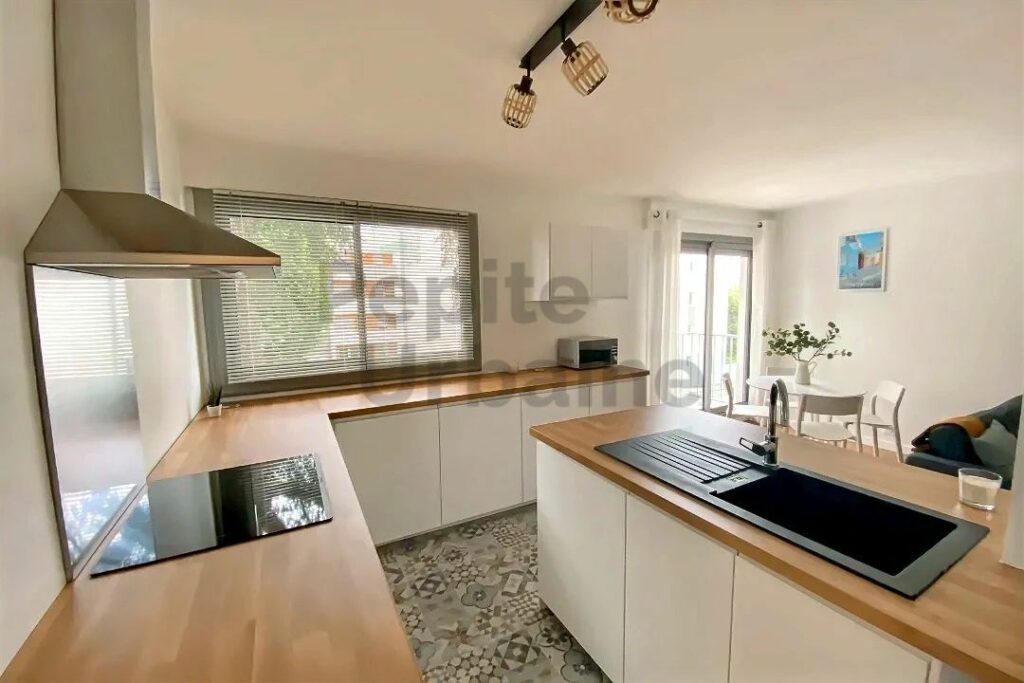 Très bel appartement meublé avec bacon – 1er étage – 2 chambres – Local vélo – place de parking couverte et sécurisée Quartier Tortière, bords de l’Erdre