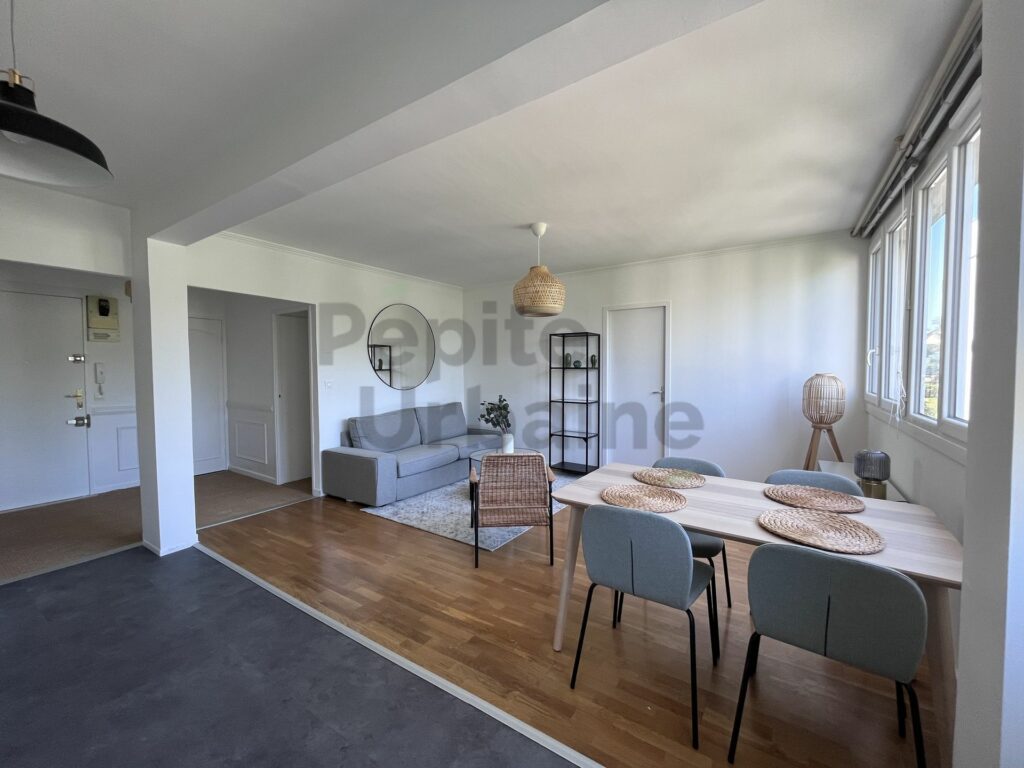Très bel appartement meublé avec 3 chambres dans un environnement boisé, entièrement meublé et équipé, stationnement sécurisé compris !