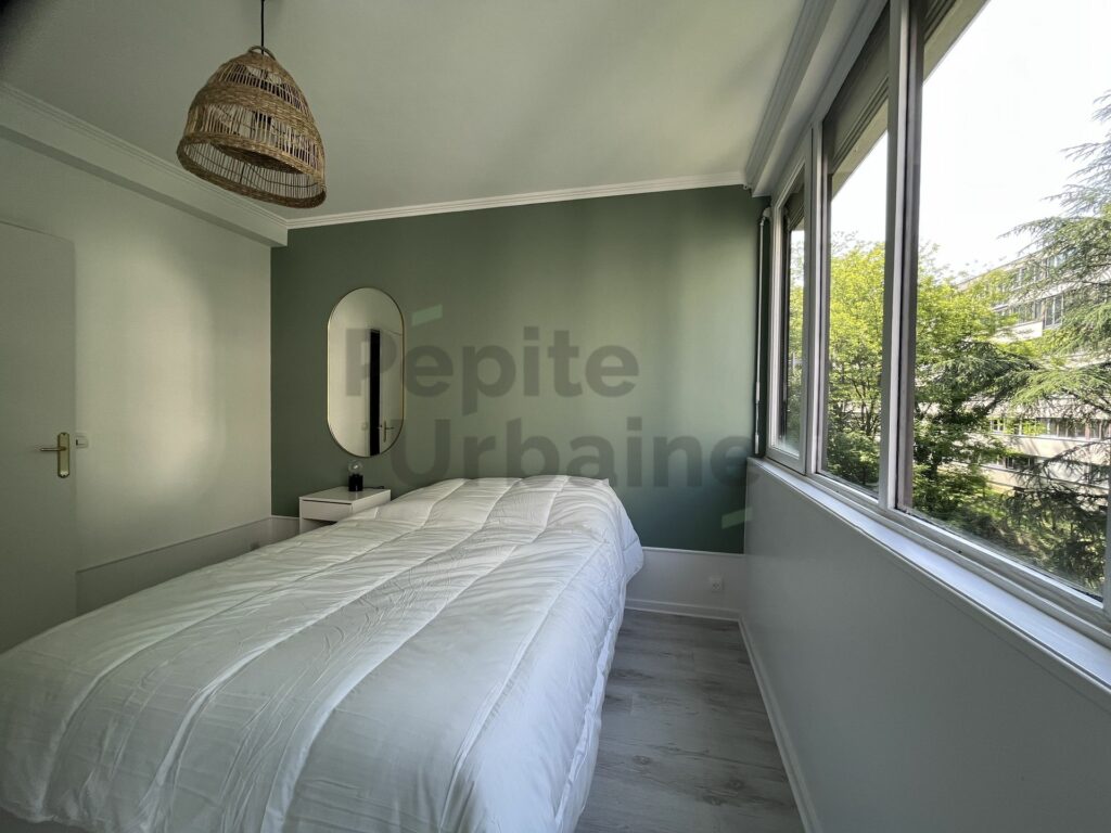 Très bel appartement meublé avec 3 chambres dans un environnement boisé, entièrement meublé et équipé, stationnement sécurisé compris !