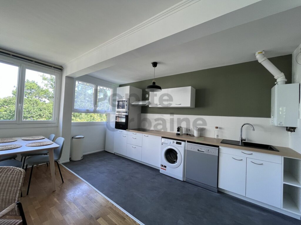 Très bel appartement meublé avec 3 chambres dans un environnement boisé, entièrement meublé et équipé, stationnement sécurisé compris !