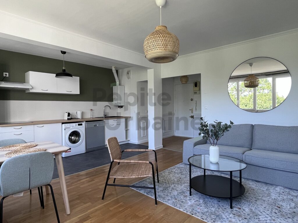 Très bel appartement meublé avec 3 chambres dans un environnement boisé, entièrement meublé et équipé, stationnement sécurisé compris !