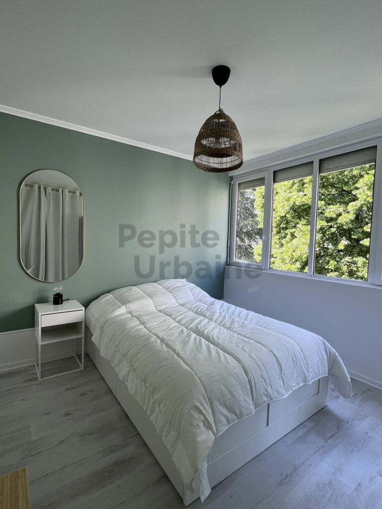 Très bel appartement meublé avec 3 chambres dans un environnement boisé, entièrement meublé et équipé, stationnement sécurisé compris !