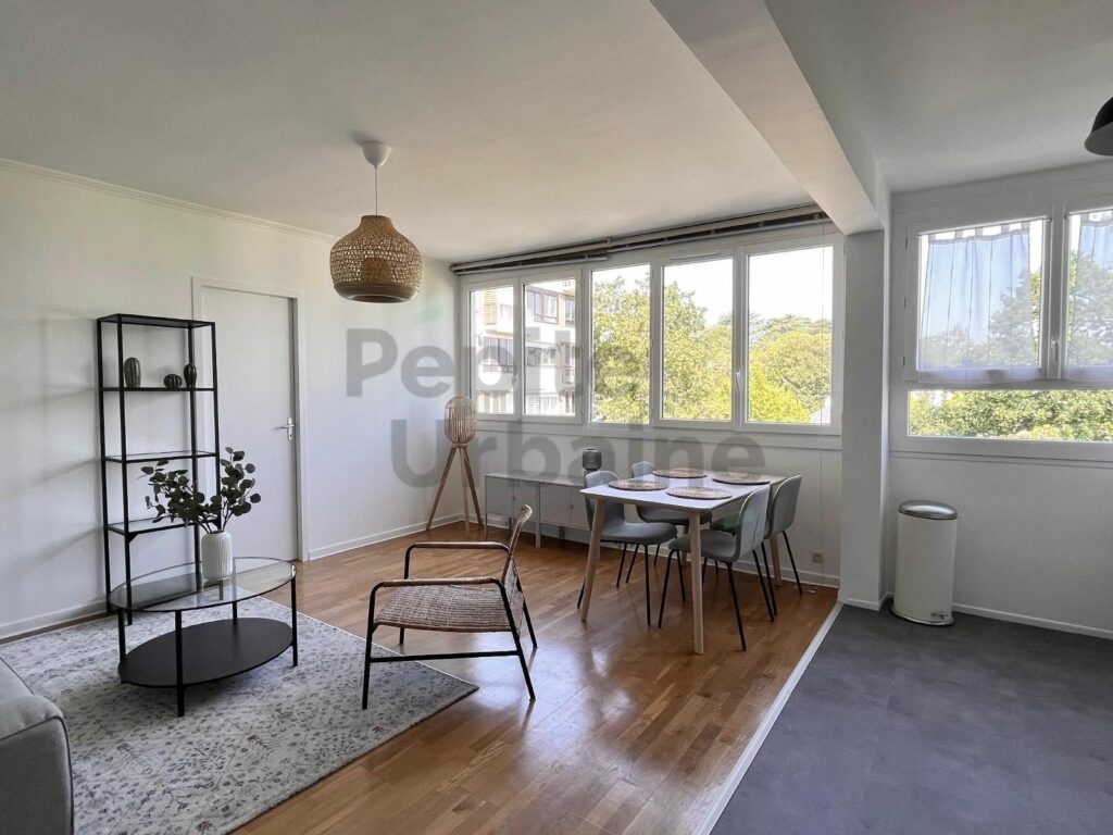 Très bel appartement meublé avec 3 chambres dans un environnement boisé, entièrement meublé et équipé, stationnement sécurisé compris !
