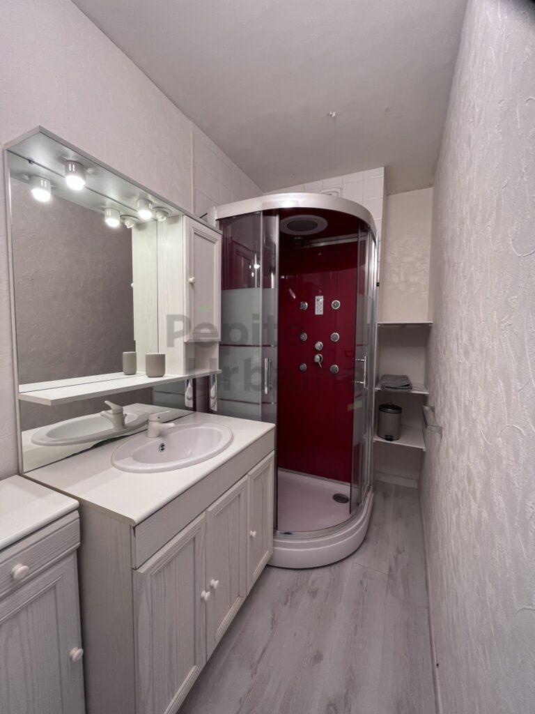 Très bel appartement meublé avec 3 chambres dans un environnement boisé, entièrement meublé et équipé, stationnement sécurisé compris !