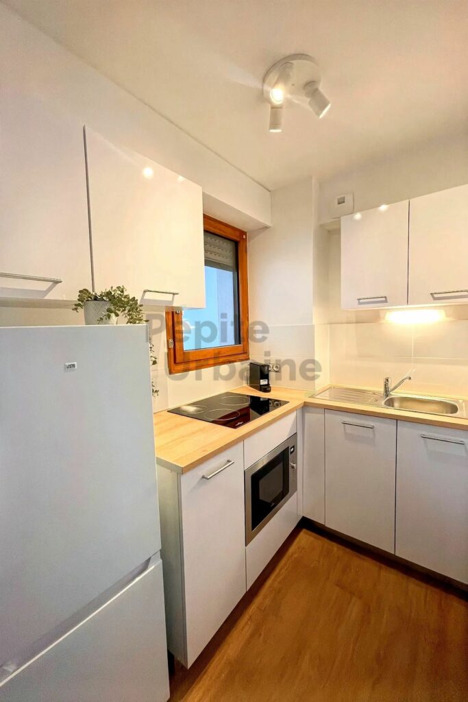 Studio avec grand balcon et place de parking entièrement rénové et meublé à neuf idéalement placé proche île de Versailles et des bords de l’Erdre !