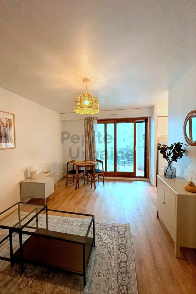 Studio avec grand balcon et place de parking entièrement rénové et meublé à neuf idéalement placé proche île de Versailles et des bords de l’Erdre !