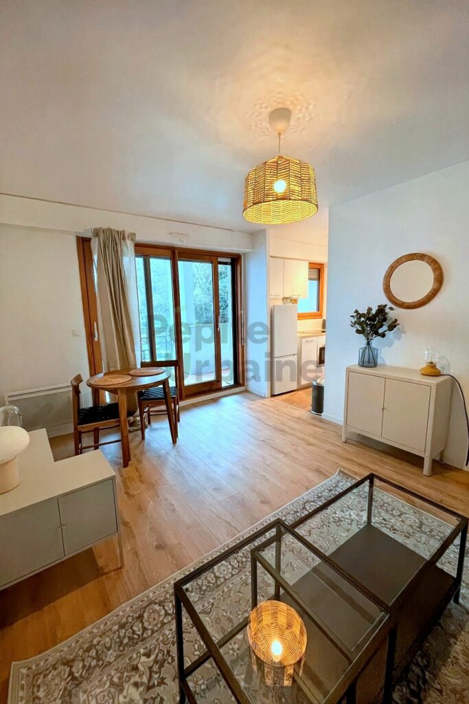 Studio avec grand balcon et place de parking entièrement rénové et meublé à neuf idéalement placé proche île de Versailles et des bords de l’Erdre !