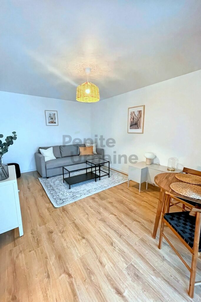 Studio avec grand balcon et place de parking entièrement rénové et meublé à neuf idéalement placé proche île de Versailles et des bords de l’Erdre !