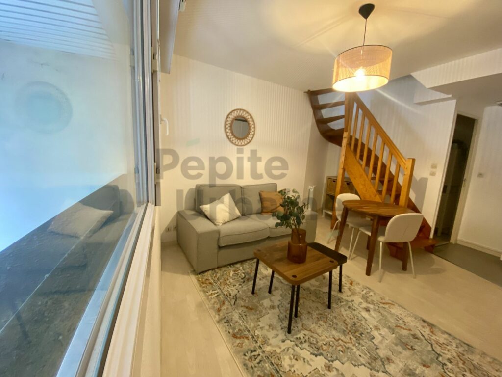 Très bel appartement meublé à neuf idéalement placé entre Talensac et place Viarme !
