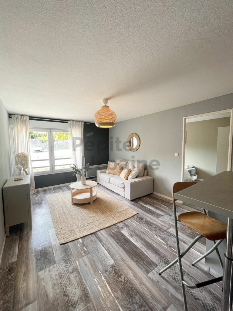 Bel appartement de type 2 refait et meublé entièrement à neuf proche du tram 2 dans une résidence sécurisée.