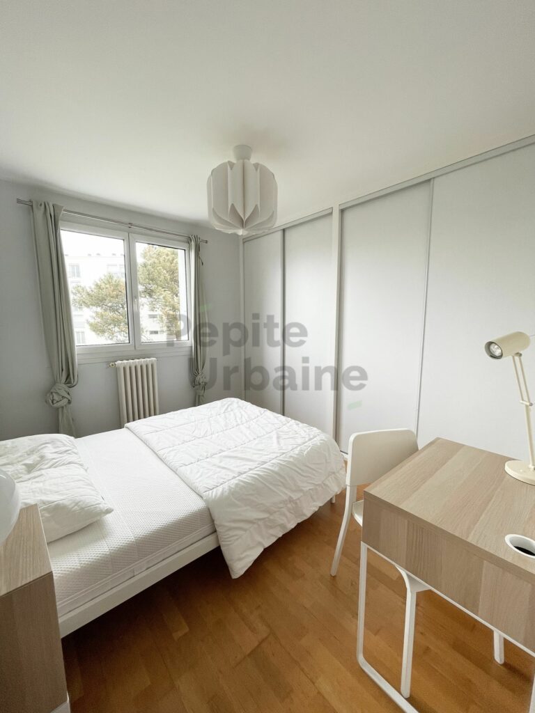 T4 rénové et meublé avec goût – Place de stationnement, cave et deux balcons