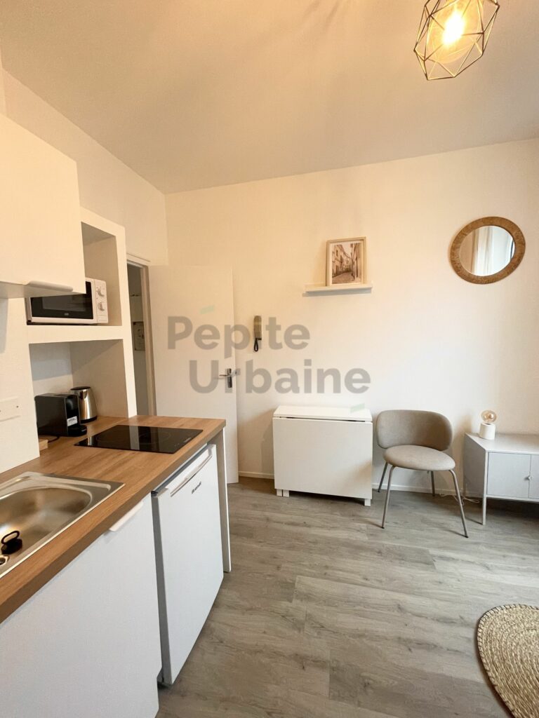 Studio rénové et meublé à neuf idéalement placé entre Talensac et place Viarme !