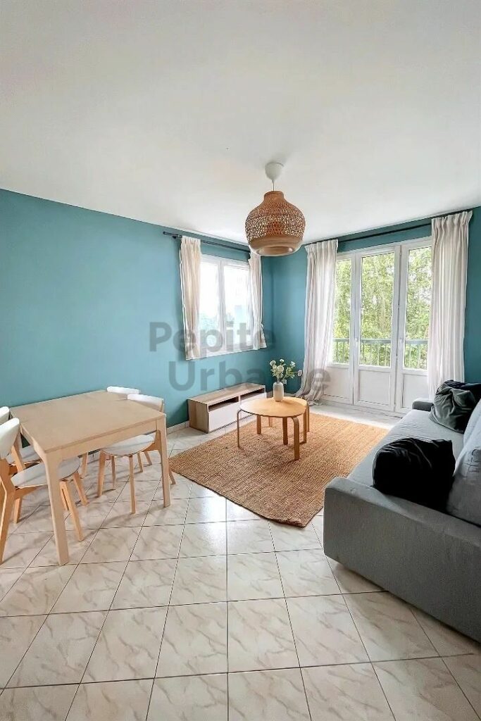 Très bel appartement avec vue dégagée, 3 chambres, entièrement meublé et équipé à neuf, stationnement compris !