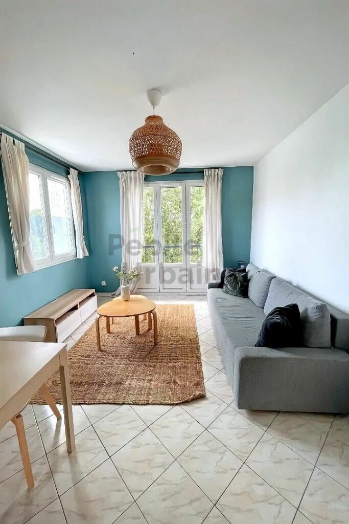 Très bel appartement avec vue dégagée, 3 chambres, entièrement meublé et équipé à neuf, stationnement compris !