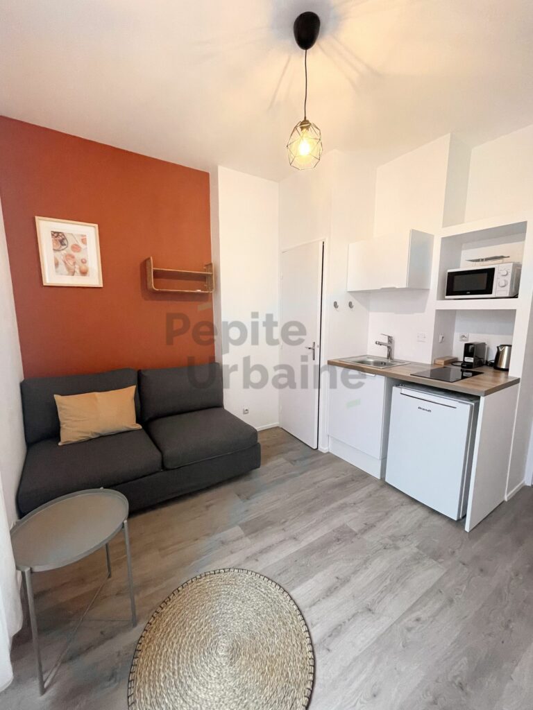 TALENSAC – Studio rénové et meublé à neuf idéalement placé