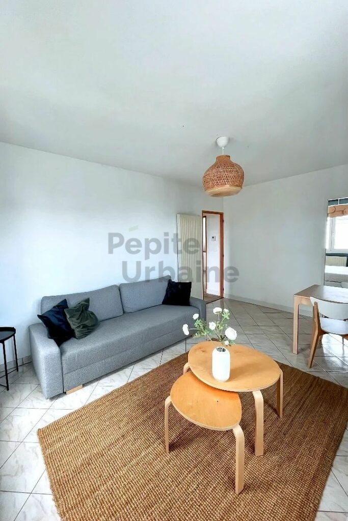 Très bel appartement avec vue dégagée, 3 chambres, entièrement meublé et équipé à neuf, stationnement compris !