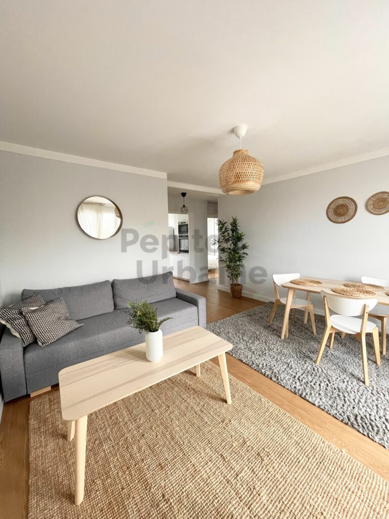 T4 rénové et meublé avec goût – Place de stationnement, cave et deux balcons