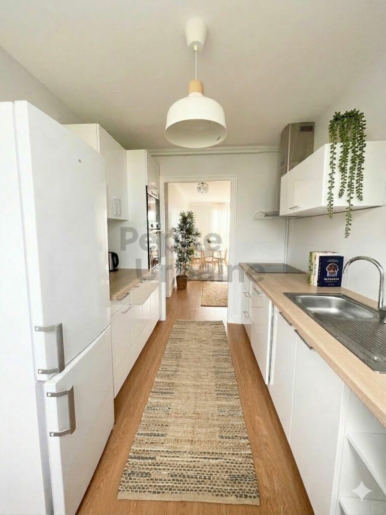 T4 rénové et meublé avec goût – Place de stationnement, cave et deux balcons