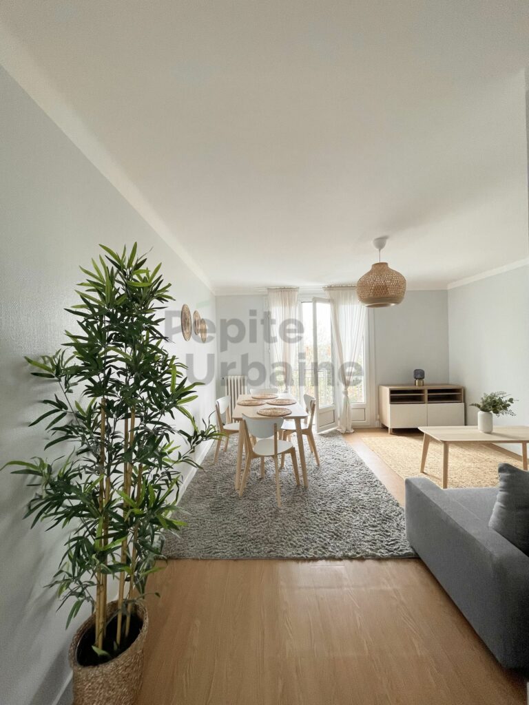 T4 rénové et meublé avec goût – Place de stationnement, cave et deux balcons