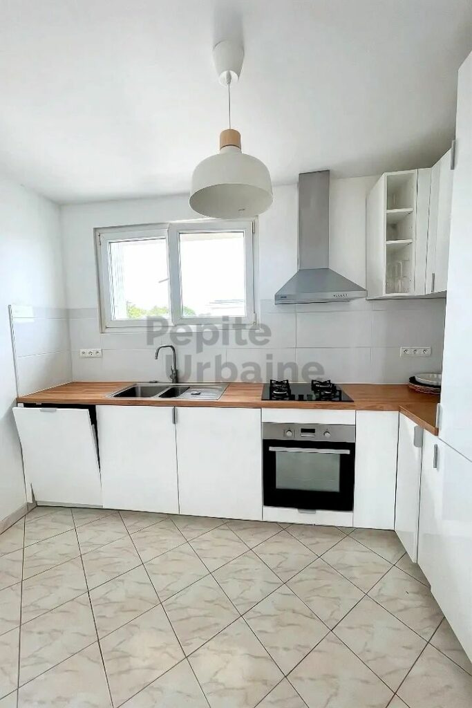 Très bel appartement avec vue dégagée, 3 chambres, entièrement meublé et équipé à neuf, stationnement compris !
