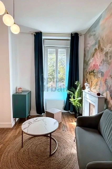 A LOUER agréable  T2 refait et meublé à neuf proche du centre ville et des commodités.