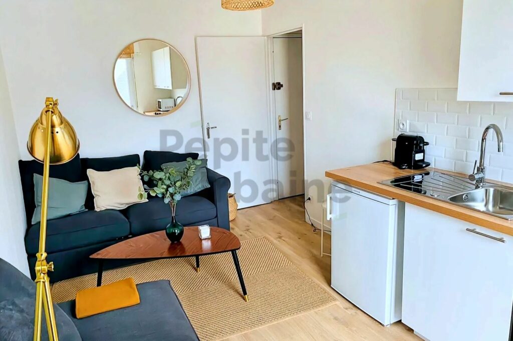Bel appartement refait à neuf situé au cinquième étage avec ascenseur.