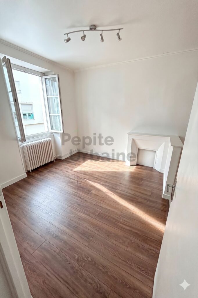 Charmant T2 avec cuisine équipée  idéalement situé proche quai de Versailles, arrêt Motte rouge dans un petit immeuble calme.