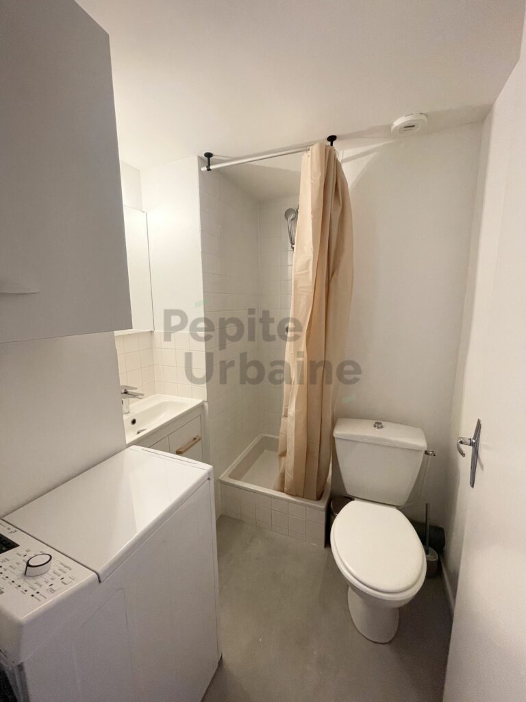 TALENSAC – Studio rénové et meublé à neuf idéalement placé