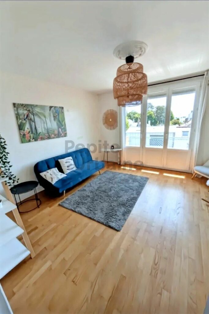 Appartement entièrement meublé de deux chambres avec balcon et cave.