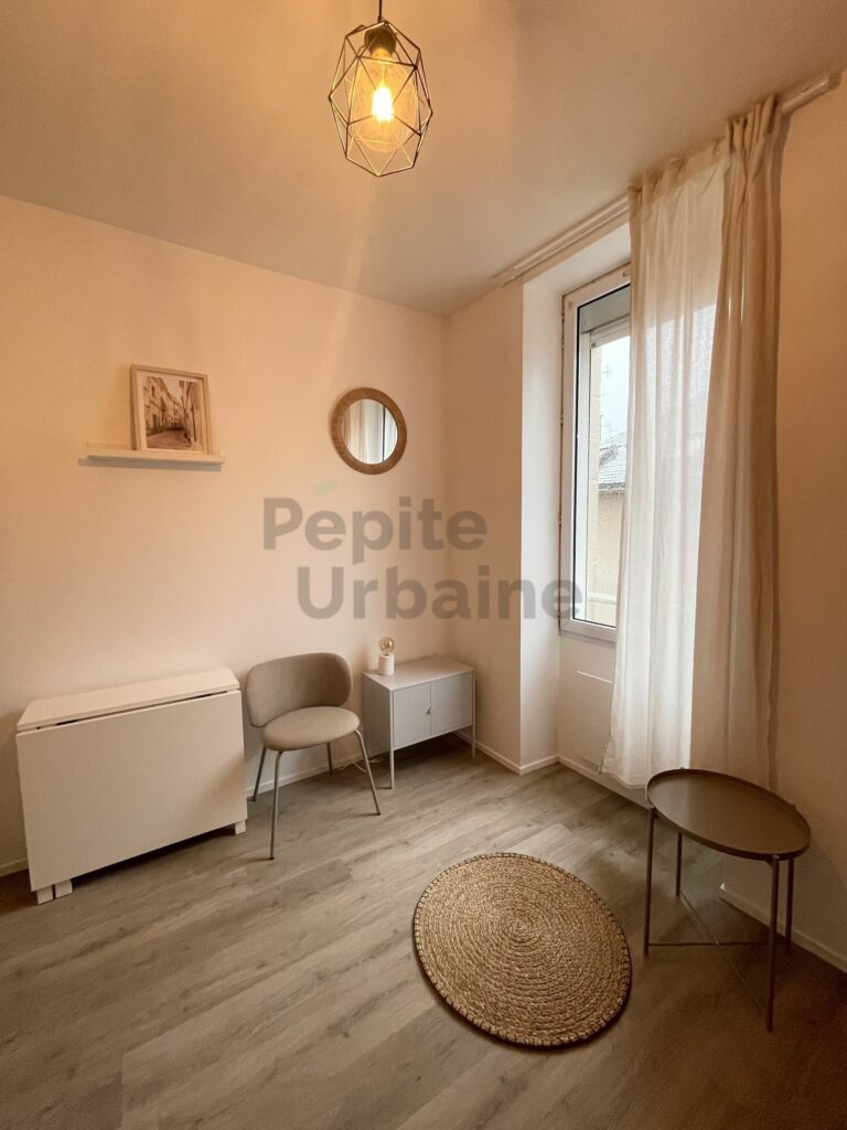 TALENSAC – Studio rénové et meublé à neuf idéalement placé