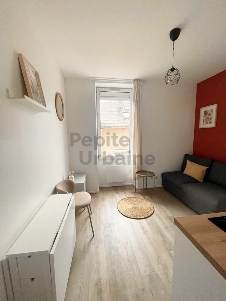 Studio rénové et meublé à neuf idéalement placé entre Talensac et place Viarme !