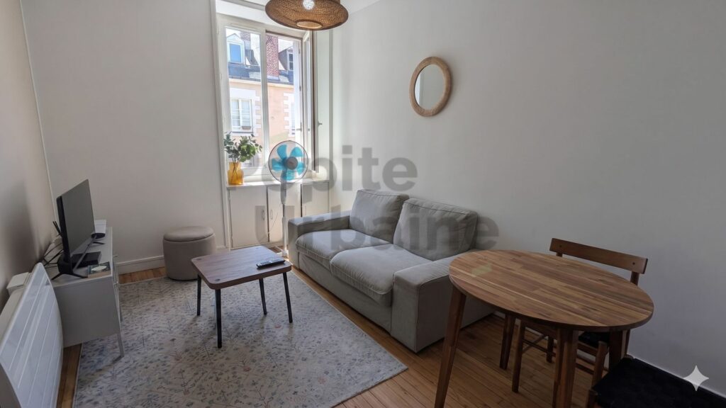 T2 rénové et meublé à neuf, situé au 4ᵉ étage sans ascenseur, au cœur du quartier de Bouffay !